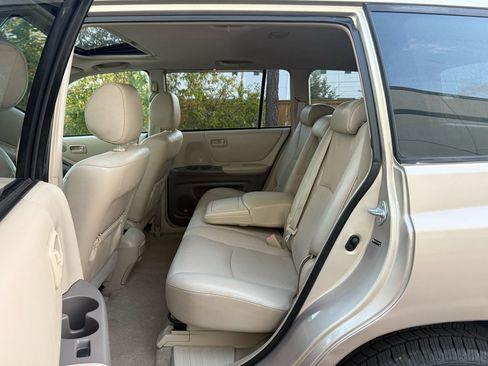 Used 2005 Toyota Highlander 4WD V6 w/ 3rd Row image 16