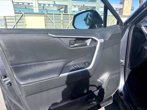 Used 2021 Toyota RAV4 LE AWD/4WD image 24
