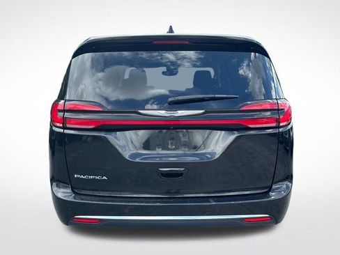 Used 2023 Chrysler Pacifica Touring-L FWD image 4