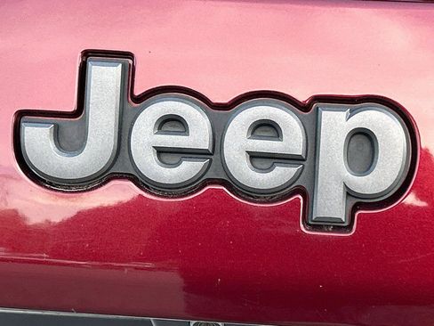 Used 2019 Jeep Cherokee Trailhawk AWD/4WD image 12