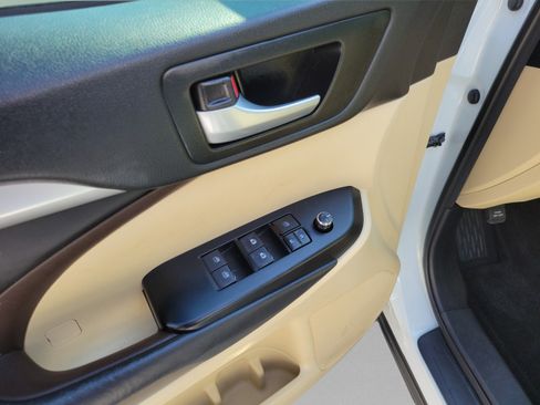 Used 2018 Toyota Highlander XLE FWD image 7
