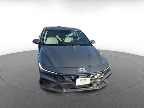 Used 2025 Hyundai Elantra Limited image 3