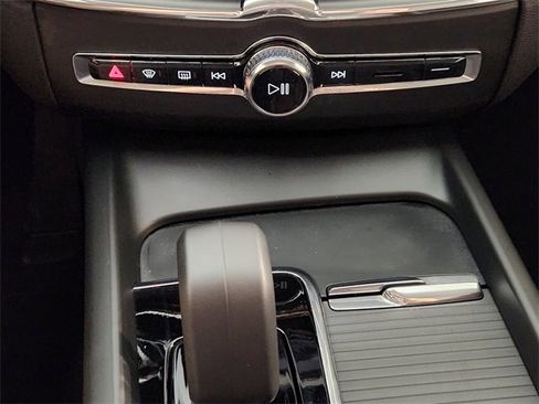 Used 2025 Volvo XC60 B5 Core image 19