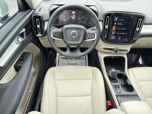 Used 2021 Volvo XC40 T5 Momentum w/ Premium Package AWD/4WD image 16