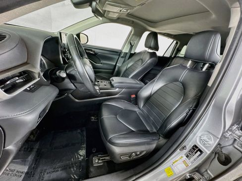 Used 2022 Toyota Highlander XLE AWD/4WD image 12