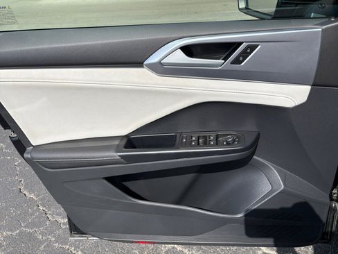 Used 2025 Volkswagen Taos SE image 24