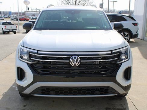 Used 2025 Volkswagen Atlas Peak Edition SE image 2