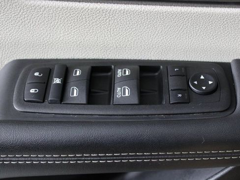 Used 2024 Chrysler Pacifica Touring-L image 21