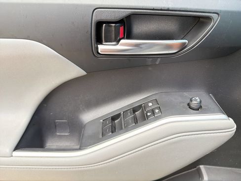 Used 2023 Toyota Highlander XLE FWD image 29