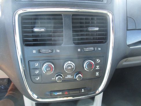 Used 2018 Dodge Grand Caravan SXT image 24