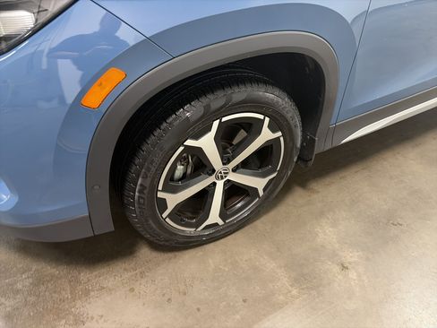 Certified 2025 Volkswagen Tiguan SE AWD/4WD image 12