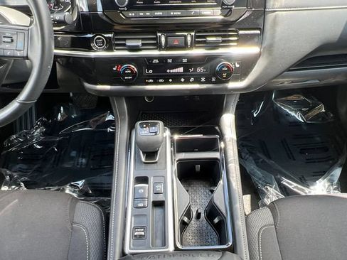 Used 2024 Nissan Pathfinder SV FWD image 3