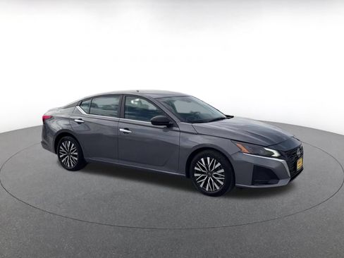 Used 2025 Nissan Altima 2.5 SV FWD image 2