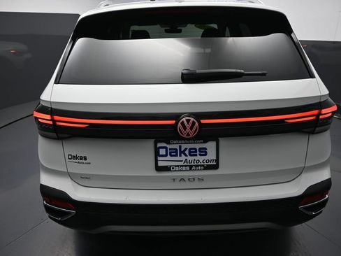 Used 2025 Volkswagen Taos SE FWD image 31