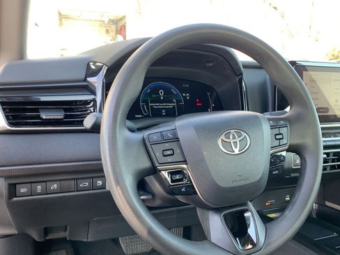 Used 2025 Toyota Camry LE image 33