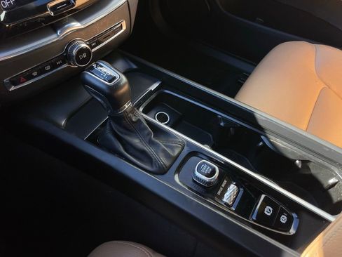 Used 2020 Volvo XC60 T5 Momentum w/ Protection Package Premier image 19