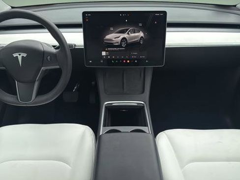 Used 2024 Tesla Model Y 2WD image 7