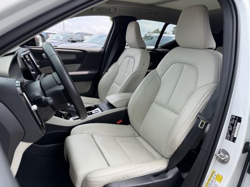 Used 2023 Volvo XC40 B4 Plus w/ Climate Package FWD image 16