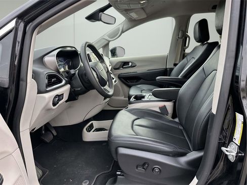 Used 2024 Chrysler Pacifica Touring-L image 15
