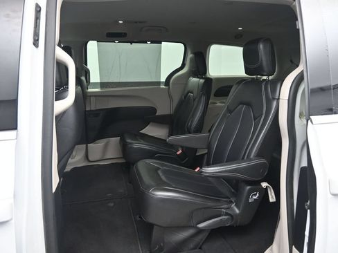 Used 2023 Chrysler Pacifica Touring-L FWD image 23