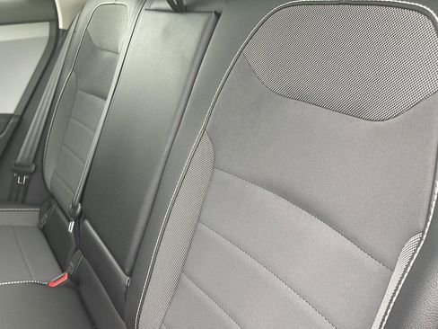 Used 2022 Volkswagen Taos SE w/ Panoramic Sunroof Package AWD/4WD image 11