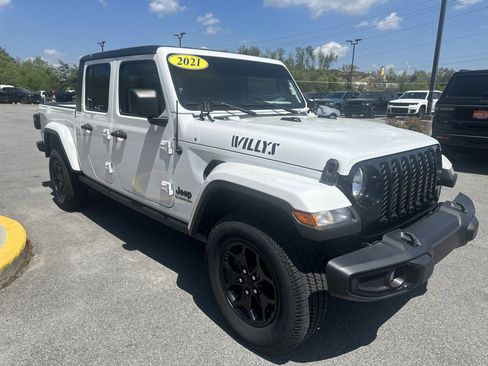 Used 2021 Jeep Gladiator Willys AWD/4WD image 5
