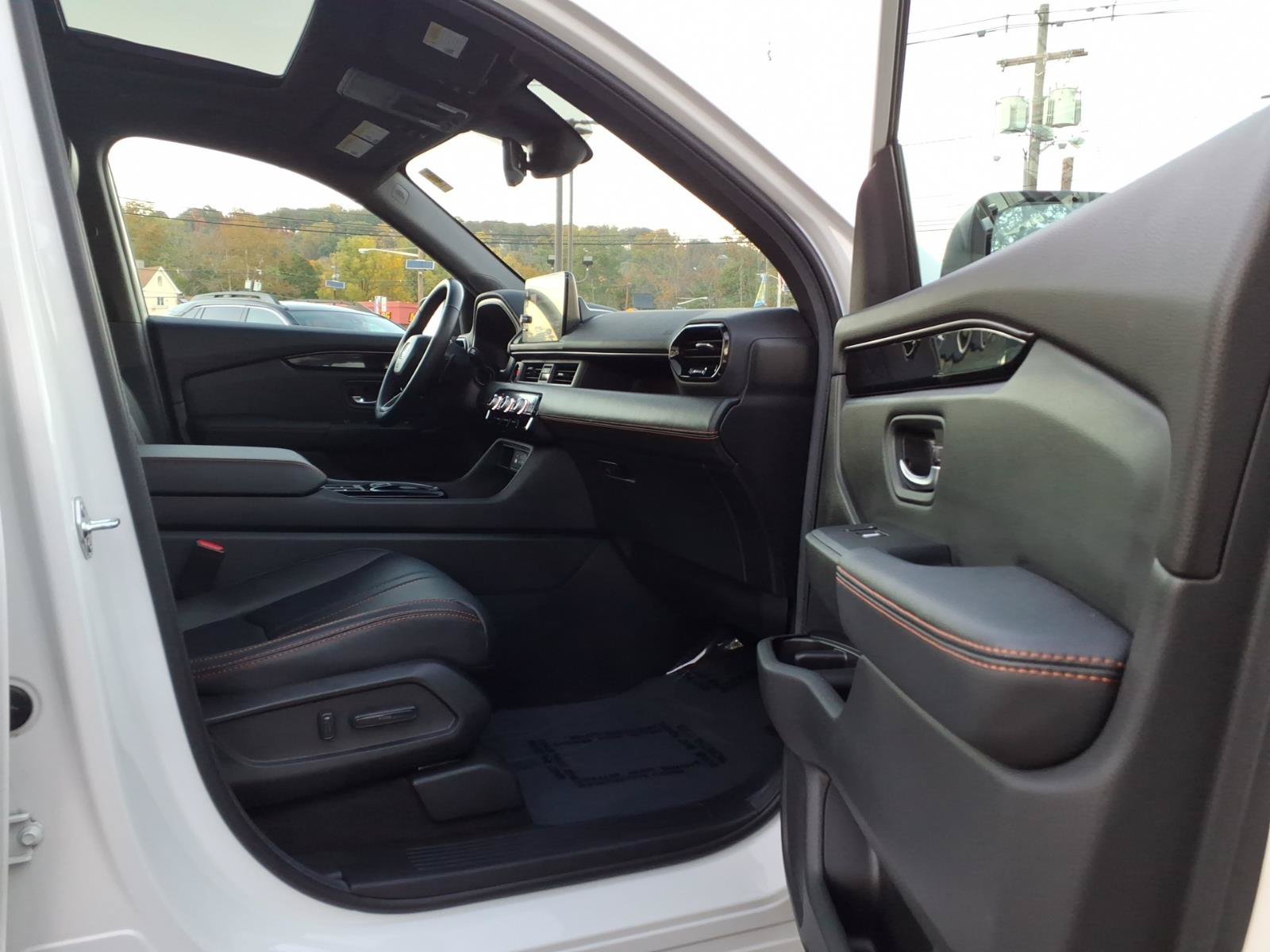 Used 2025 Honda Pilot TrailSport image 16