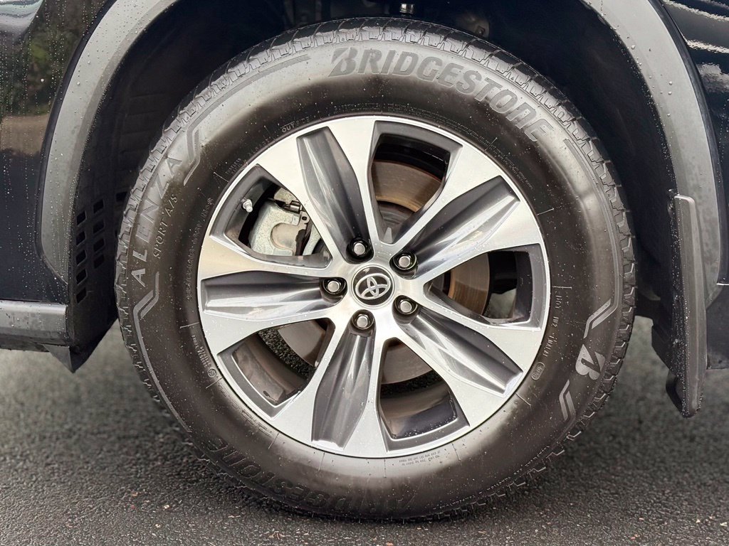 Used 2023 Toyota Highlander XLE AWD/4WD image 9