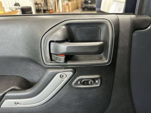 Used 2018 Jeep Wrangler Sahara w/ Connectivity Group AWD/4WD image 19