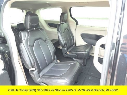 Used 2023 Chrysler Pacifica Touring-L FWD image 42