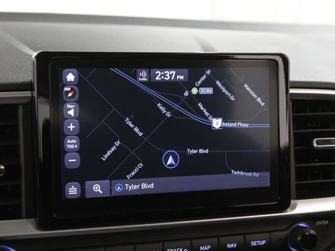 Certified 2021 Hyundai Venue SEL w/ Premium Package image 12