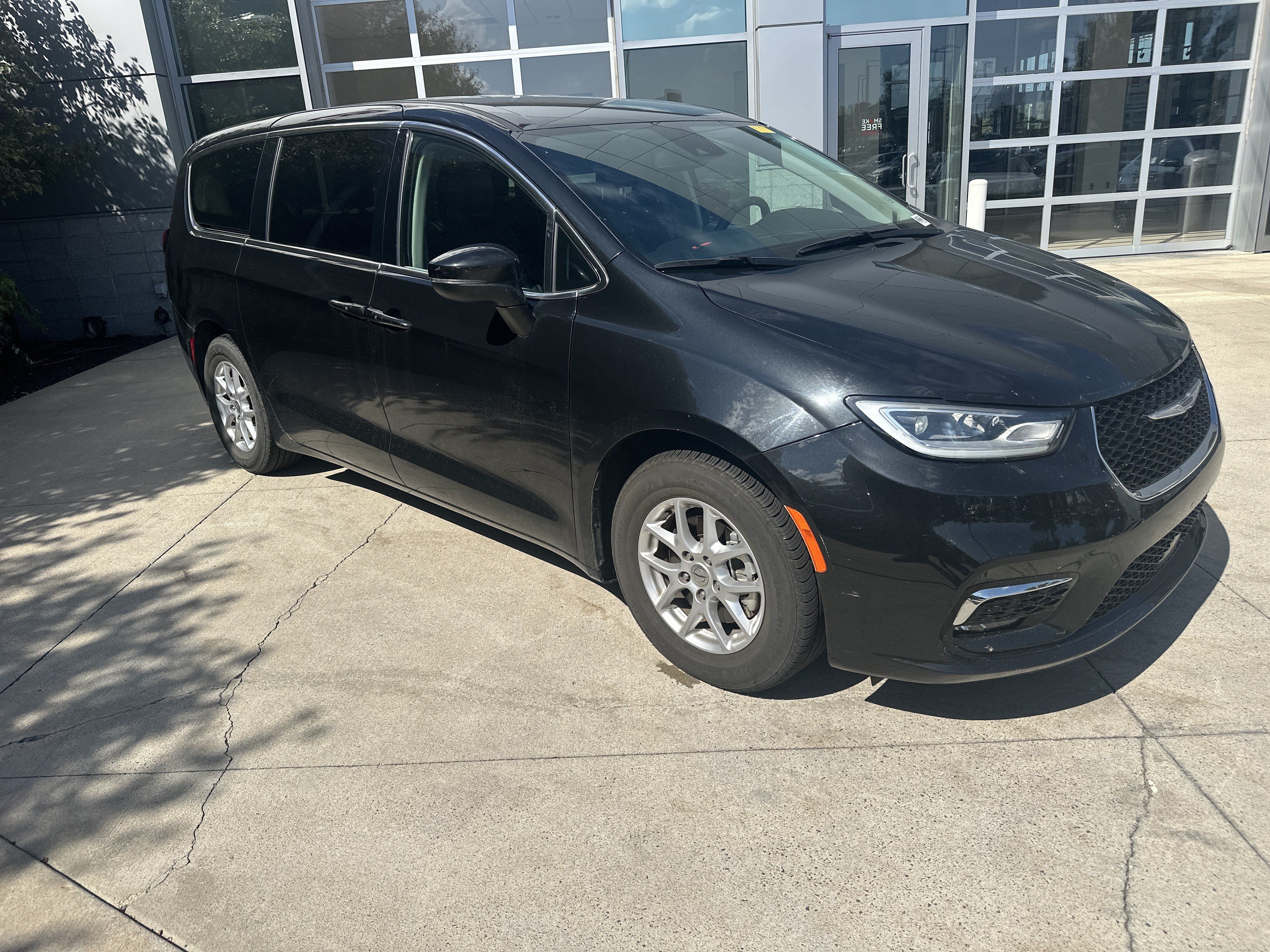 Used 2023 Chrysler Pacifica Touring-L FWD image 2