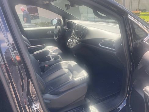 Used 2025 Chrysler Pacifica Select FWD image 10