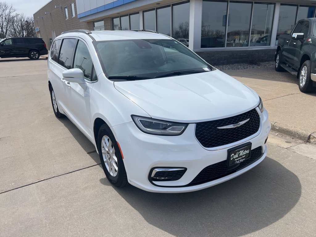 Used 2022 Chrysler Pacifica Touring-L FWD image 2