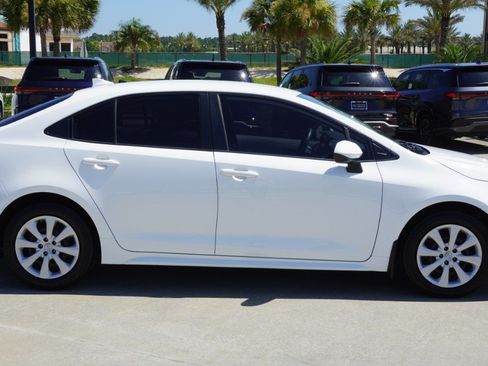 Used 2022 Toyota Corolla LE FWD image 4
