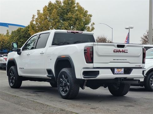 Used 2025 GMC Sierra 2500 AT4 image 8