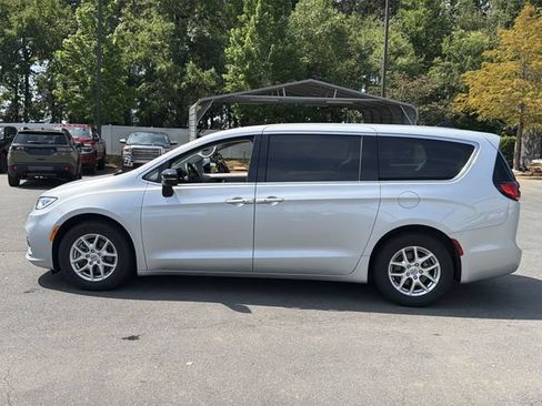 Used 2024 Chrysler Pacifica Touring-L FWD image 2