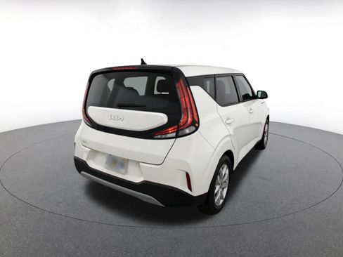 Used 2025 Kia Soul LX w/ LX Technology Package FWD image 11