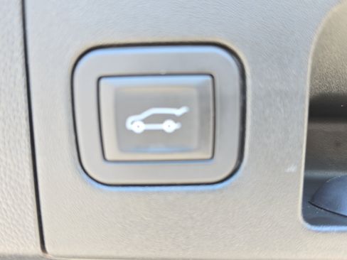 Used 2025 Cadillac XT4 Premium Luxury FWD image 13