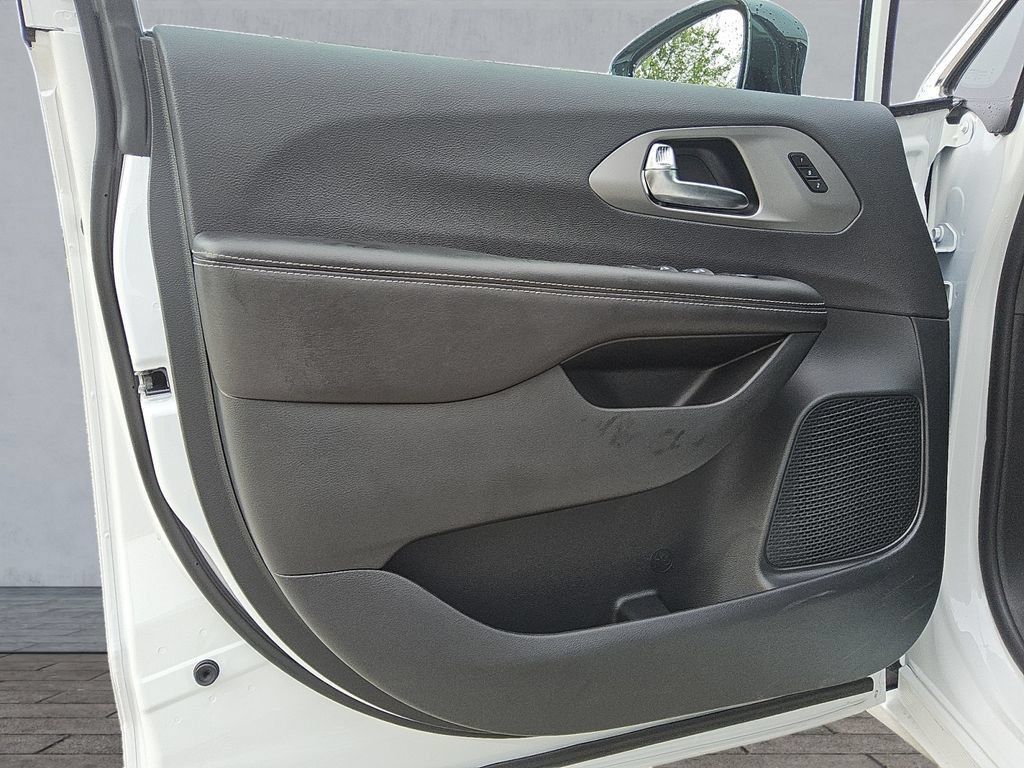 New 2027 Chrysler Pacifica Select w/ Family Tech Group FWD image 17