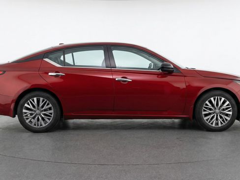 Used 2025 Nissan Altima 2.5 SV image 11