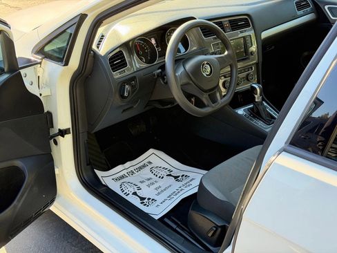 Used 2016 Volkswagen e-Golf SE w/ DC Fast Charging Package image 4