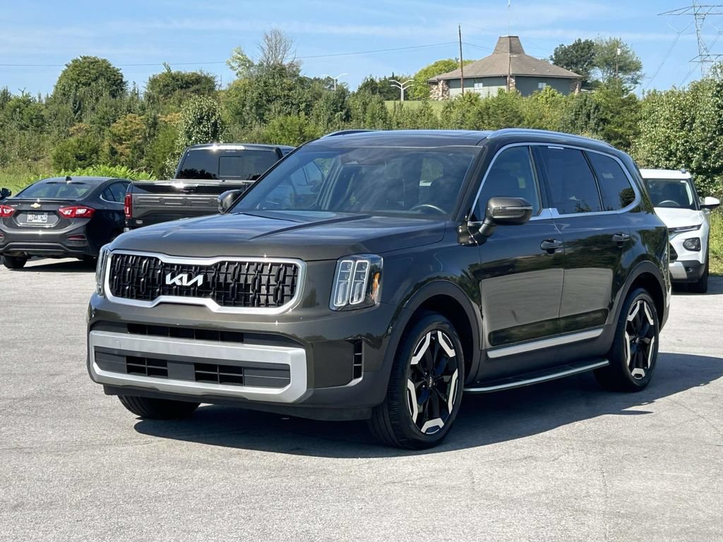 Used 2023 Kia Telluride EX w/ EX Captain's Chair Package FWD image 3
