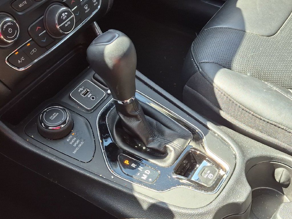 Used 2020 Jeep Cherokee Limited AWD/4WD image 16