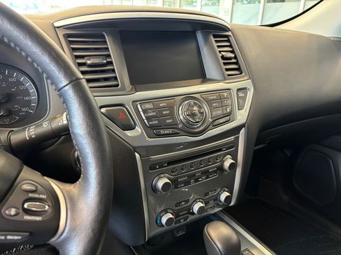 Used 2019 Nissan Pathfinder SL AWD/4WD image 18