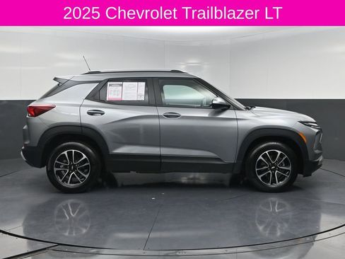 Used 2025 Chevrolet TrailBlazer LT FWD image 4
