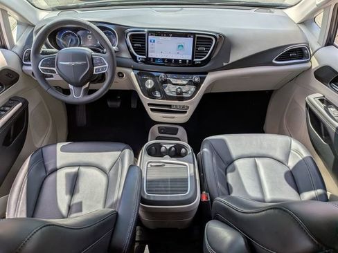 Certified 2024 Chrysler Pacifica Touring-L FWD image 21