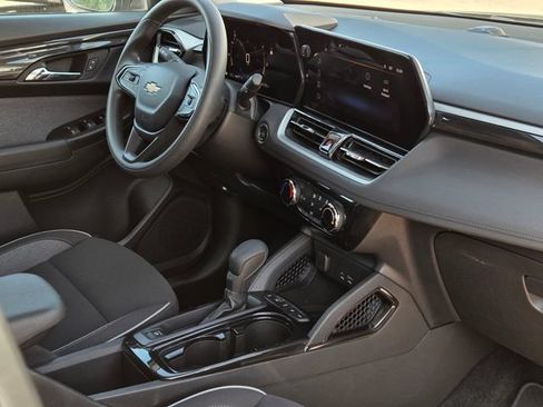 Used 2025 Chevrolet TrailBlazer LT AWD/4WD image 43