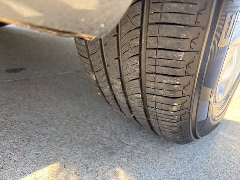 Used 2021 Toyota Highlander LE image 6