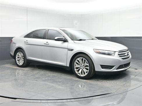 Used 2018 Ford Taurus Limited image 3